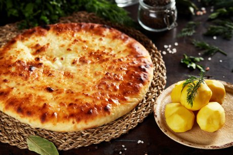 Картофджин – осетинский пирог с картофелем и сыром